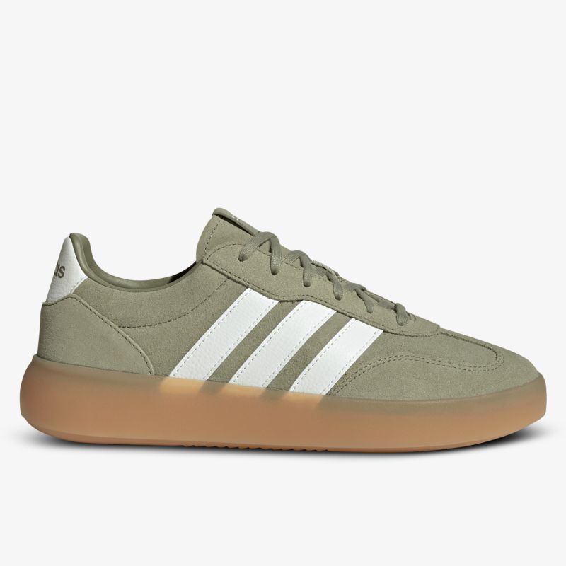 Leganter Sneaker mit seitlichen weißen Streifen und robuster brauner Gummisohle für bequemen Tragekomfort