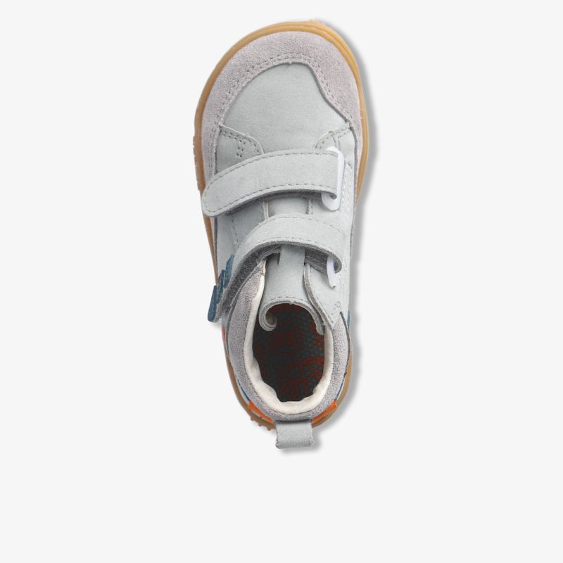 Bequemer Schuh mit flexiblem Klettverschluss und rutschfester Gummisohle in neutraler Farbe