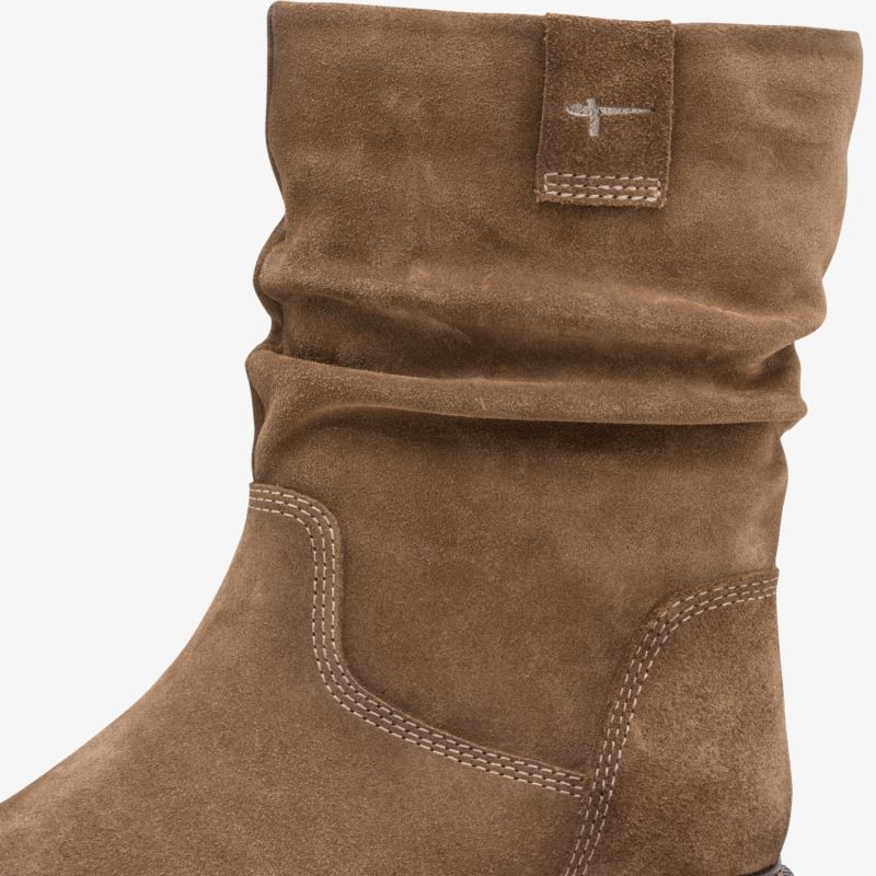 Brauner Wildleder Schlupfstiefel mit weicher Struktur und lässigem knitternden Schaft