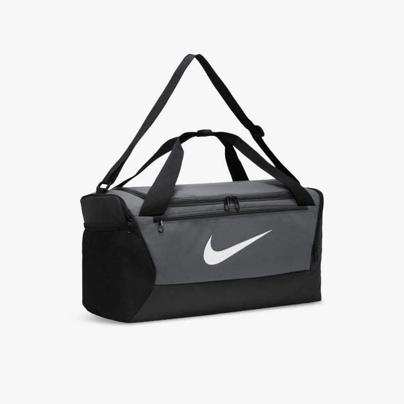 Geräumige Nike Sporttasche in Grau und Schwarz mit verstellbarem Schulterriemen und robustem Material