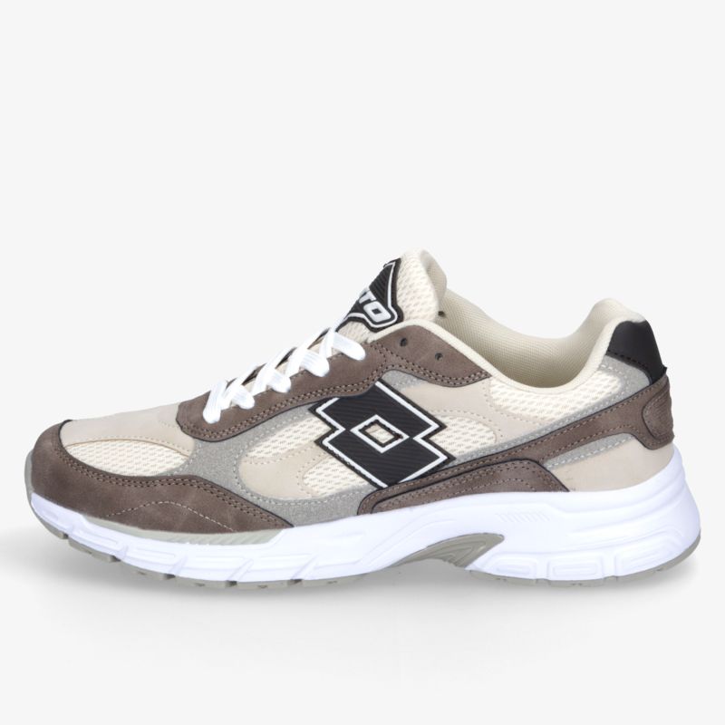 Seitliche Ansicht eines bequemen und robusten Sportschuhs mit atmungsaktivem Material und rutschfester Sohle