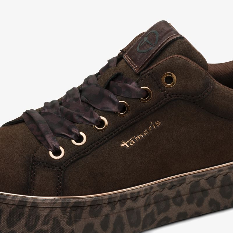 Brauner Wildleder-Schnürschuh mit stylischer Leopardenmuster-Sohle, metallischen Ösen und komfortabler Laufsohle