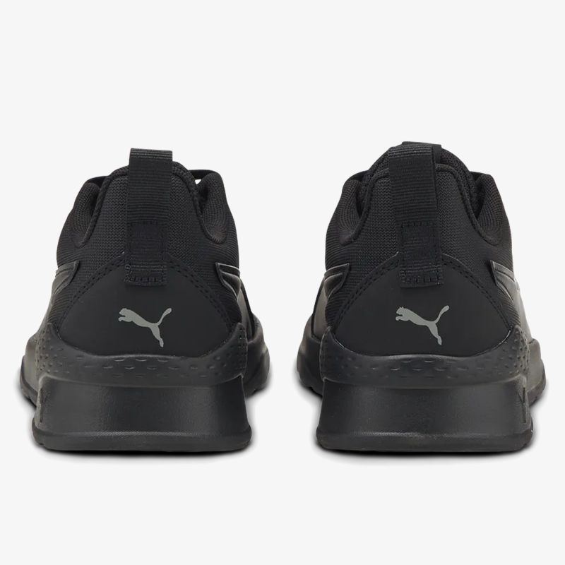 Schwarze Puma Sportschuhe mit reflektierendem Logo in klarer Rückansicht, robust und modern
