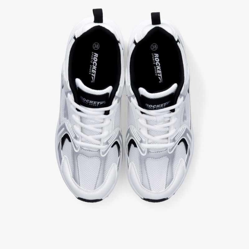 Weißes Sportschuhpaar in Draufsicht, leichtes und komfortables Design mit guter Dämpfung und stabiler Sohle