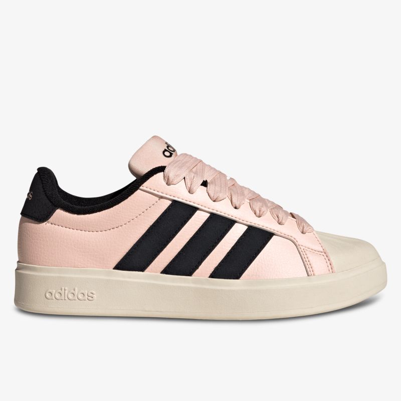 Seitliche Ansicht eines komfortablen, sportlichen Sneakers mit robustem Design und stylischen Streifen