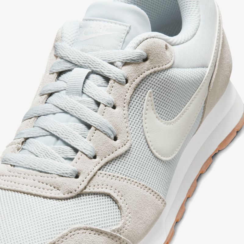 Moderner Sneaker mit atmungsaktivem Mesh-Design und markentypischem Logo