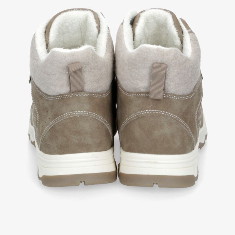 Beiges Paar Winterschuhe mit warmem Futter, rutschfester Sohle und hohem Schaft für optimalen Halt