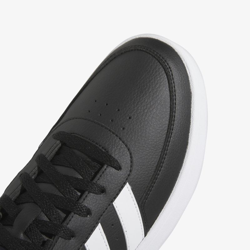 Schwarzer Sportschuh mit weißen Streifen und Schnürsenkeln, modernes und bequemes Design