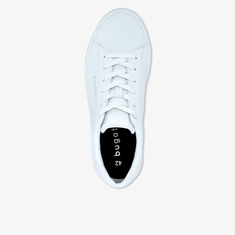 Weißer Sneaker mit klassischer Schnürung und glatter Oberfläche in klarer Draufsicht, minimalistisches Design