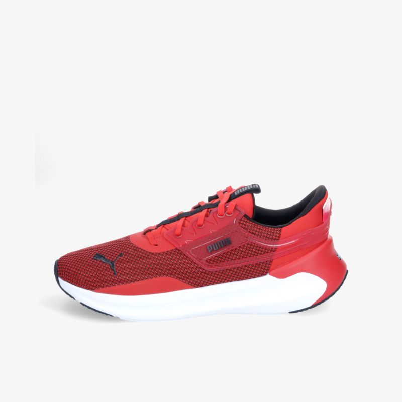 Roter Sportschuh mit atmungsaktivem Material und leichter, bequemer Passform, ideal für sportliche Aktivitäten