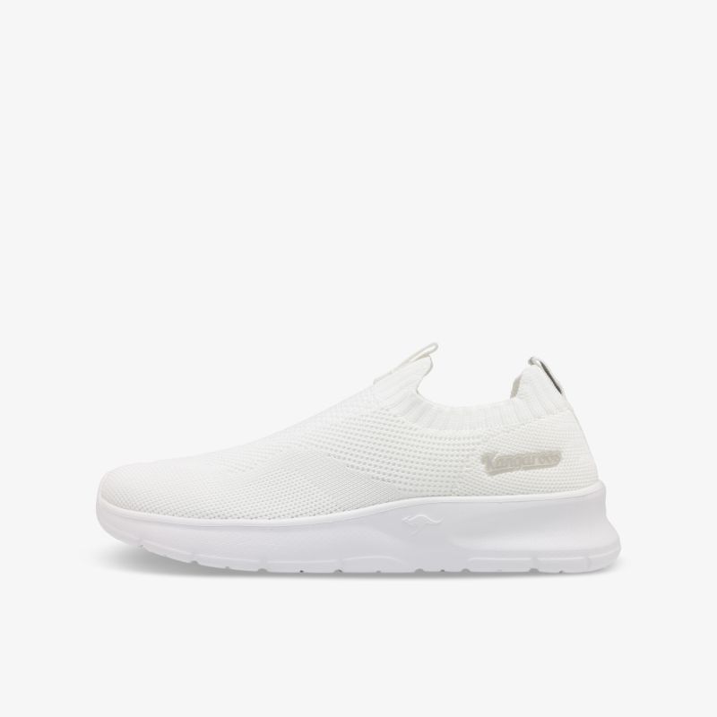 leichter weißer Slipper mit elastischem Einstieg und rutschfester Sohle, sportlich und bequem für den Alltag