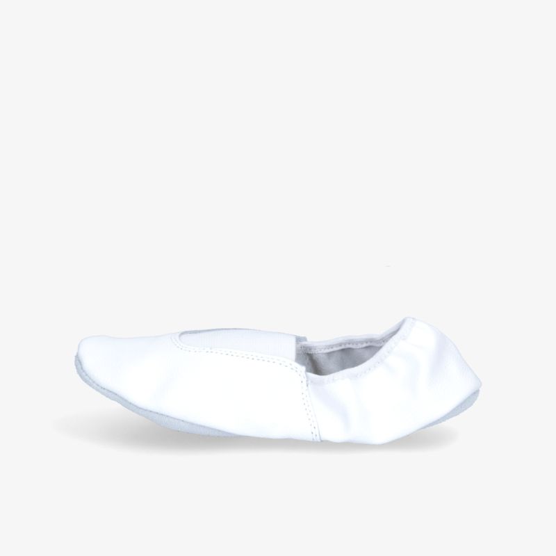 Weißer Gymnastikschuh seitlich für maximale Bewegungsfreiheit und Komfort beim Training.