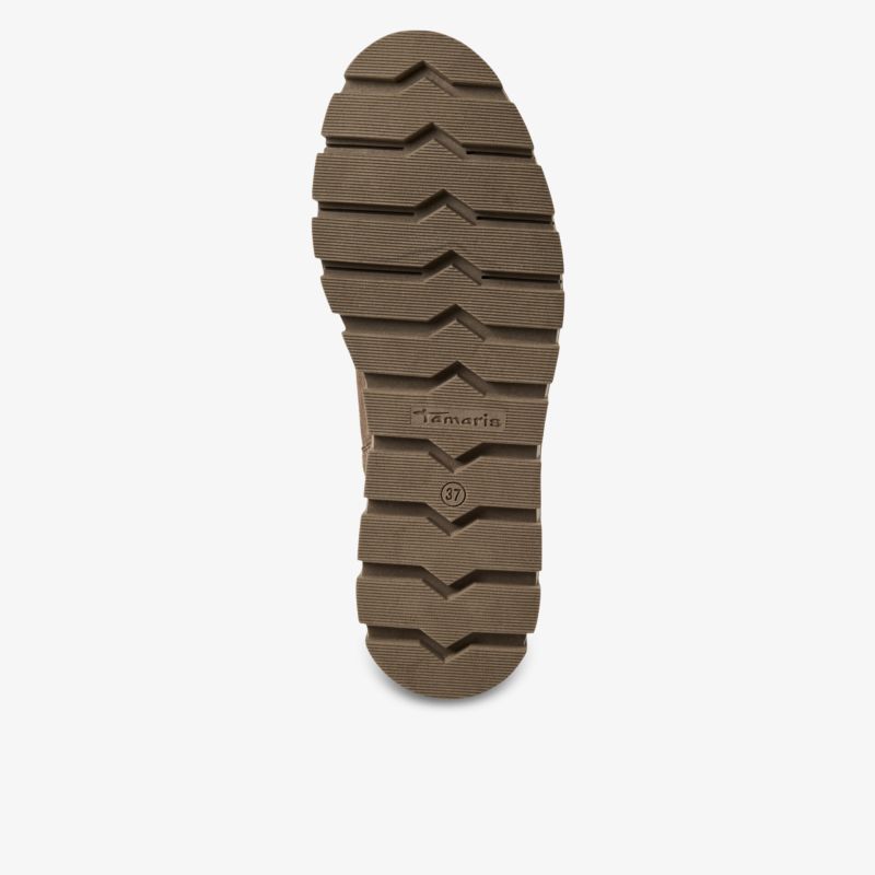 Rutschfeste robuste Profilsohle mit tiefem Profil für optimalen Grip und Stabilität auf verschiedenen Untergründen