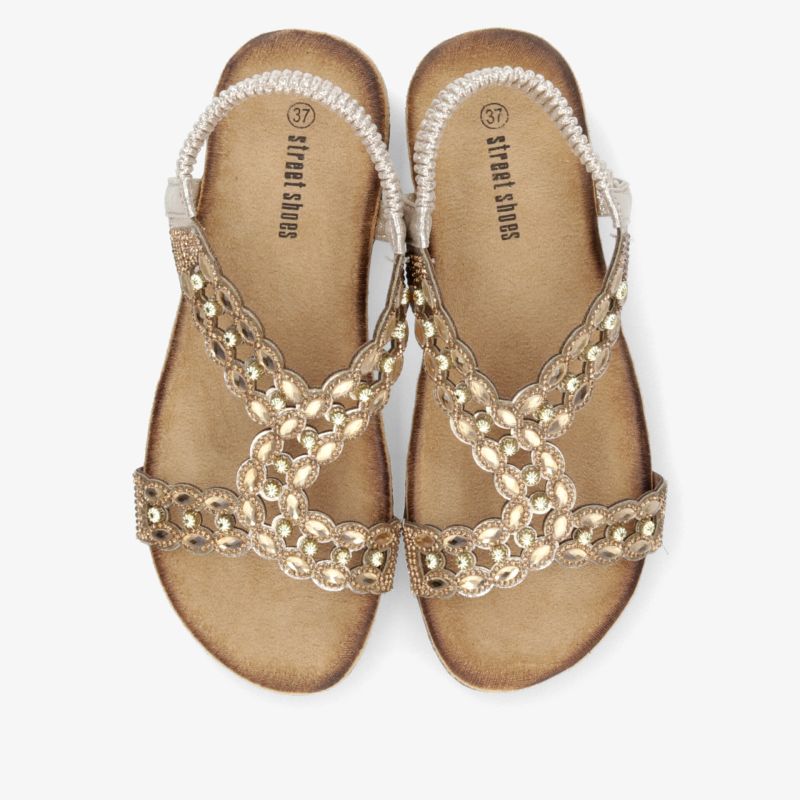 Goldene Sandalen im Paar, flach und bequem mit eleganten Verzierungen, modisch und leicht tragbar.