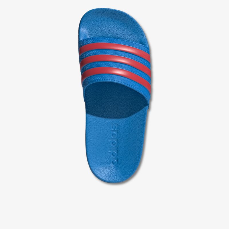 Bequeme blaue Badelatschen mit roten Streifen, rutschfest und strapazierfähig für sportlichen Gebrauch