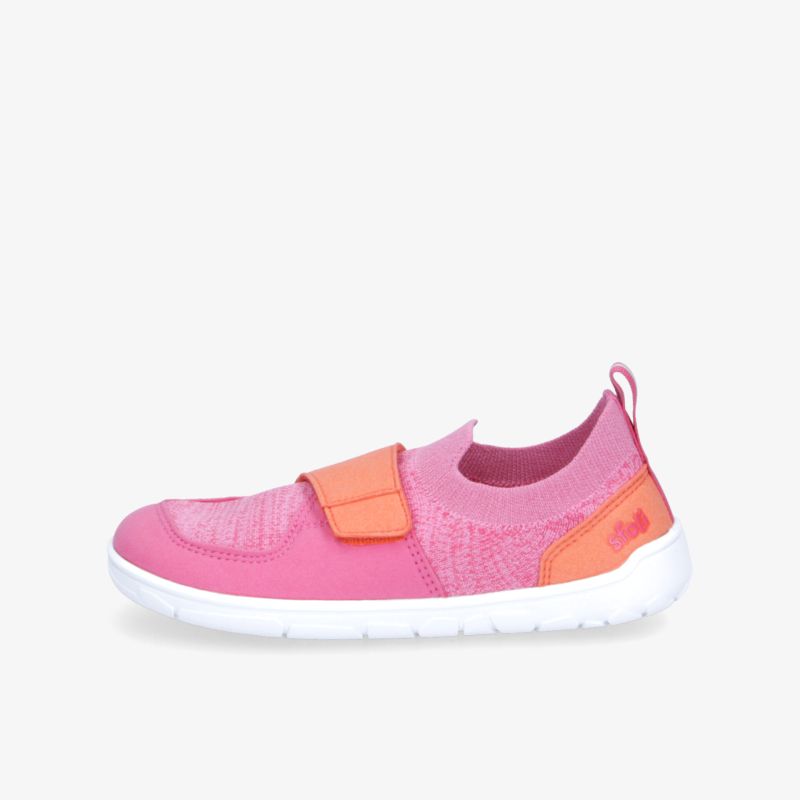 Seitliche Ansicht eines sportlichen, leichten Slippers mit elastischem Riemen und flexibler, rutschfester Sohle