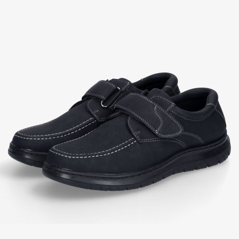 Schwarzes Paar Schnürschuhe mit Klettverschluss, markanter Ziernaht und gepolsterter Laufsohle in schräger Ansicht.
