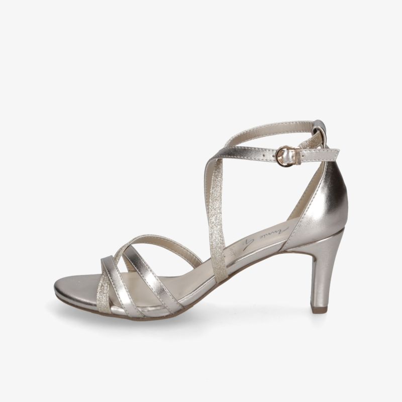 Elegante silberne Sandalette mit hohem Absatz und verstellbarem Riemen, seitliche Ansicht, stilvoll und bequem