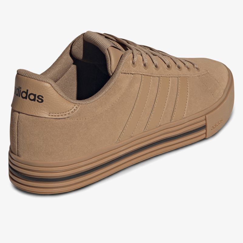 Bequemer Sneaker in braun mit robustem Material und rutschfester Laufsohle, ideal für den Alltag