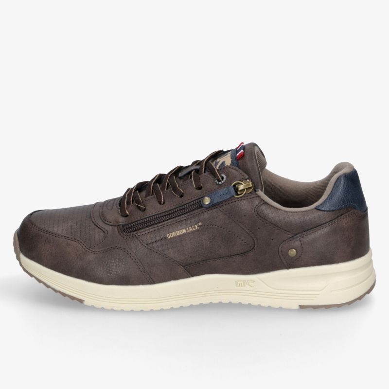 Brauner Ledersneaker mit Schnürung, gepolstertem Schaftrand und profilierter heller Laufsohle in seitlicher Ansicht