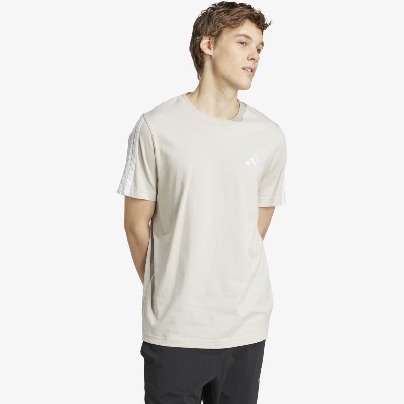 Beiges kurzärmeliges T-Shirt aus leichtem, atmungsaktivem Material in sportlich-schlichter Optik, seitliche Ansicht