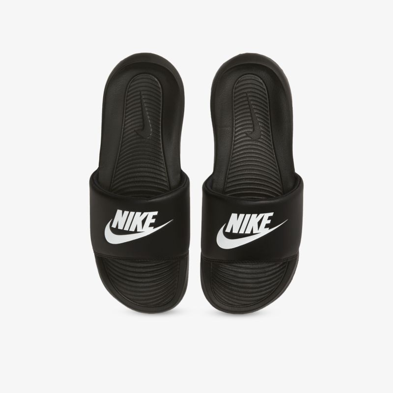Schwarze Nike-Badeschuhe mit Logoprint und gepolstertem Fußbett für optimalen Komfort und Stil im klassischen Design.