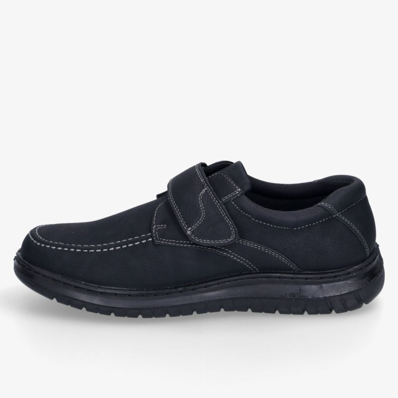 Schwarzer Slip-on-Schuh mit markanter Ziernaht, gepolstertem Einstieg und griffiger Profilsohle in seitlicher Ansicht.