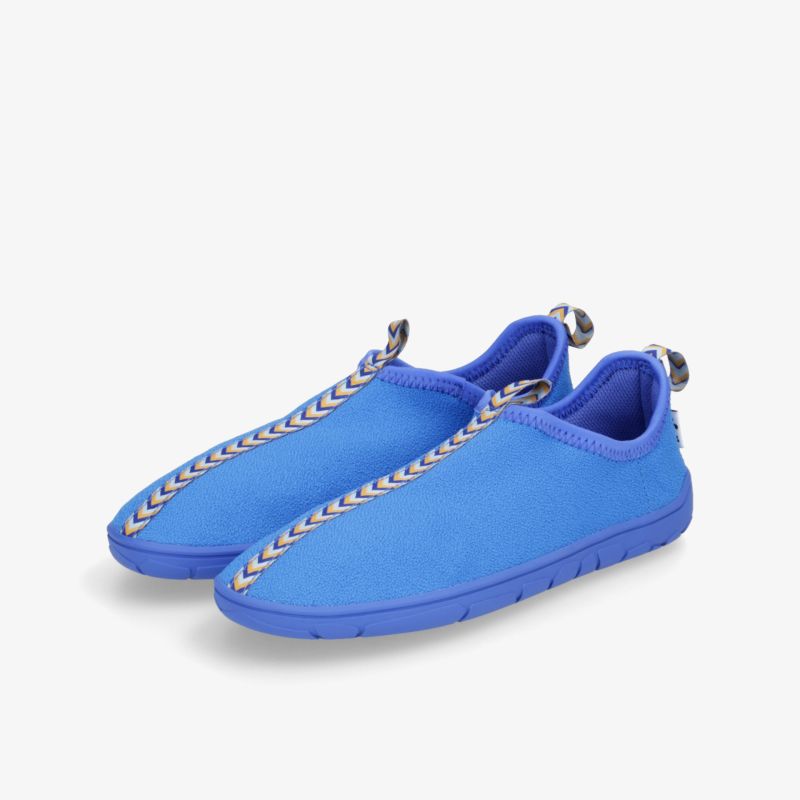 Leichte blaue Wasserschuhe im Paar mit rutschfester Sohle und schnelltrocknendem flexiblem Material