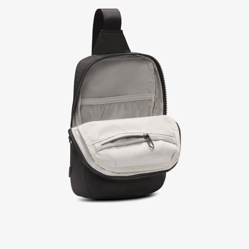 Kompakte und vielseitige Schultertasche in modernem Design mit praktischem Reißverschluss.