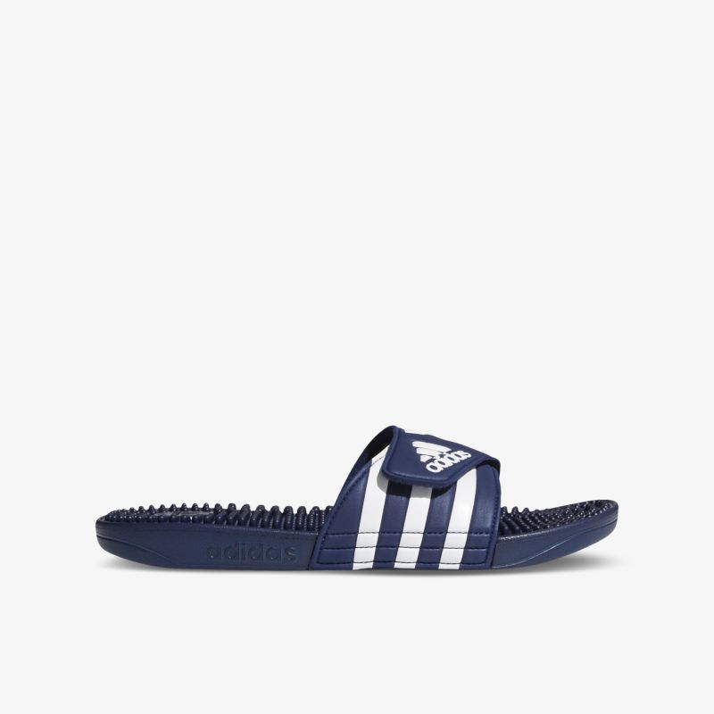 Seitliche Ansicht einer blauen adidas Badeschlappe mit weißem Logo und bequemer Profilsohle