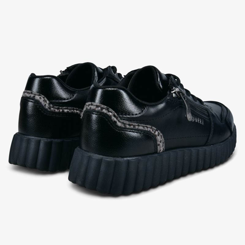 Schwarze Sneaker mit profilierter dicker Sohle und modischem sportlichem Design, komfortabel und robust