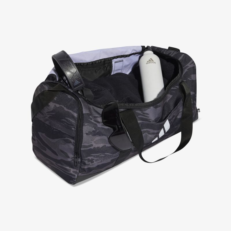 Geräumige Sporttasche mit praktischem Tragegriff und Flasche im Innenfach, robustes Camouflage-Design