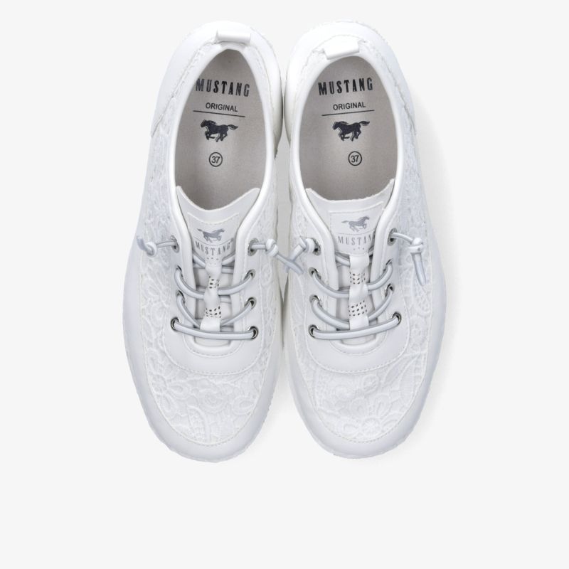 Weiße Sneaker mit leichter, atmungsaktiver Struktur und bequemer Passform in sportlichem Design von oben