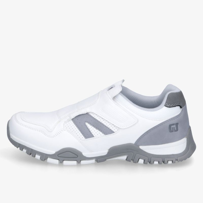 Sportlicher weiß-grauer Sneaker mit robuster Sohle, flexiblem Design und hohem Tragekomfort seitlich dargestellt