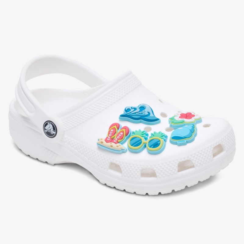 Stilvolle weiße Clogs mit bunten Accessoires für individuellen Look. Leicht und bequem für den täglichen Gebrauch.