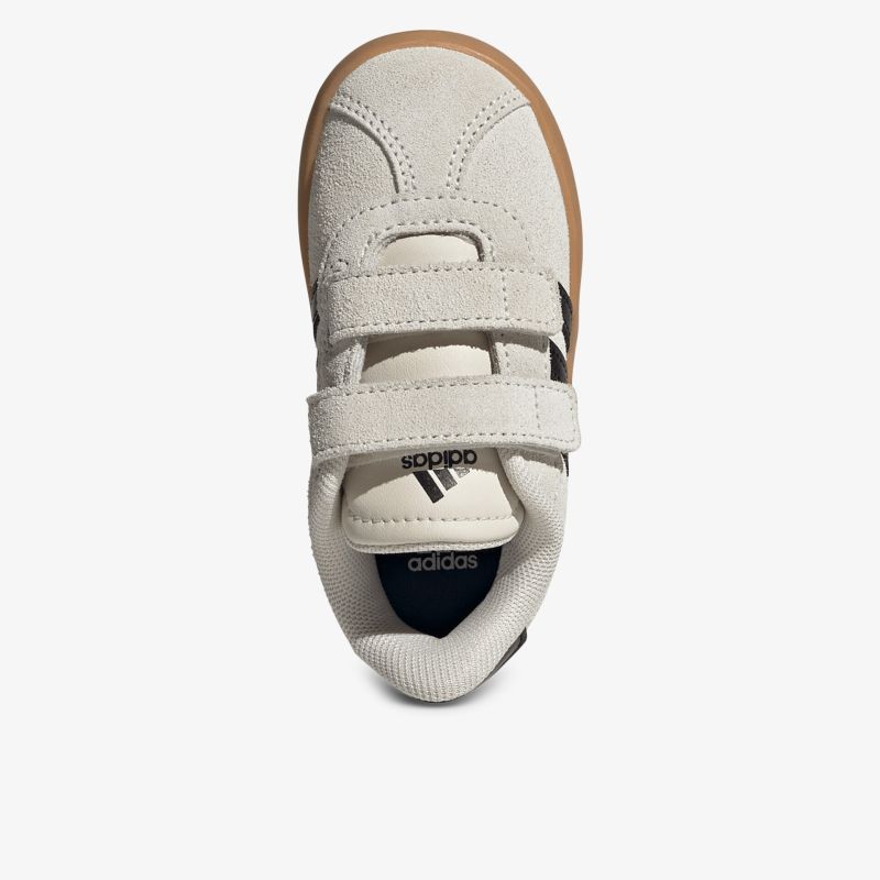 Bequemer Schuh mit verstellbaren Klettverschlüssen und flexibler Sohle, perfekt für Alltag und Komfort