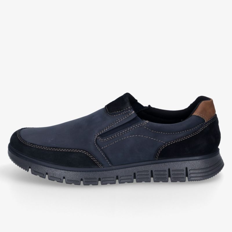 Bequemer blauer Slipper mit elastischem Einsatz und rutschfester, flexibler Sohle in seitlicher Ansicht