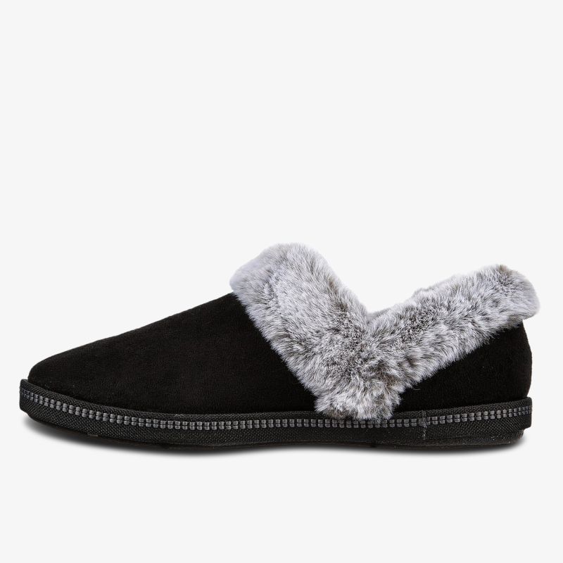 Bequeme Hausschuhe mit weichem Fellfutter und rutschfester Sohle in seitlicher Ansicht