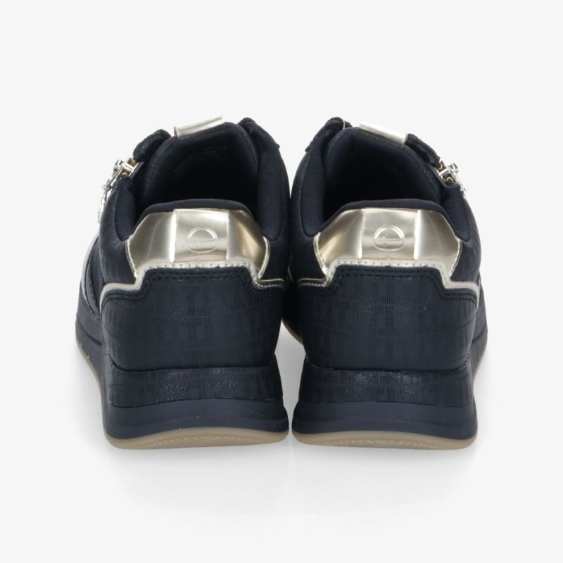 Schwarze sportliche Schuhe mit robustem Material und flexiblem, atmungsaktivem Design von hinten sichtbar