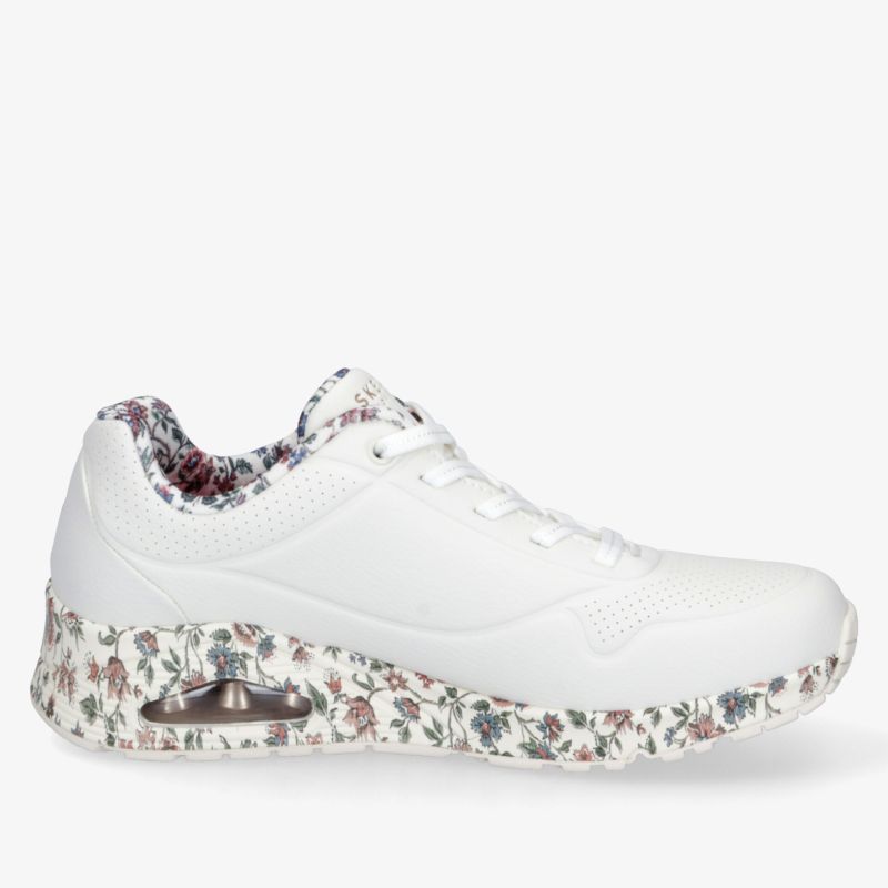 Moderner weißer Sneaker mit floralem Sohlenmuster, bequeme Passform und sportlich-leichter Stil