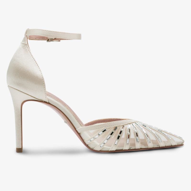 Eleganter spitzer Pump mit Riemchen und mittelhohem Absatz aus glänzendem Material in seitlicher Ansicht