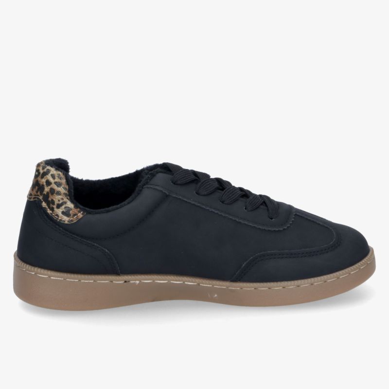Seitliche Ansicht eines schwarzen Sneakers mit leo Muster am Fersenbereich und beiger Sohle, sportlich und modern