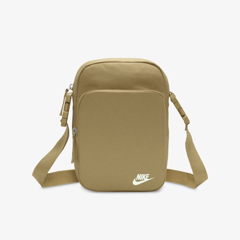 Beige Nike Umhängetasche in kompakter Größe mit verstellbarem Riemen und Fronttasche, praktische und stylische Frontansicht