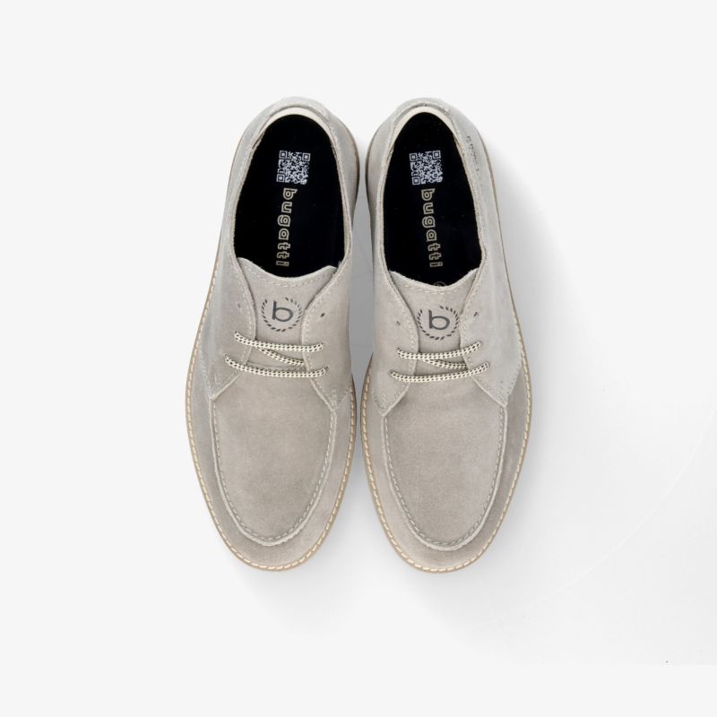 Beiges Paar Freizeitschuhe mit gepolstertem Komfort und rutschfester Sohle aus leichter, atmungsaktiver Materialkombination