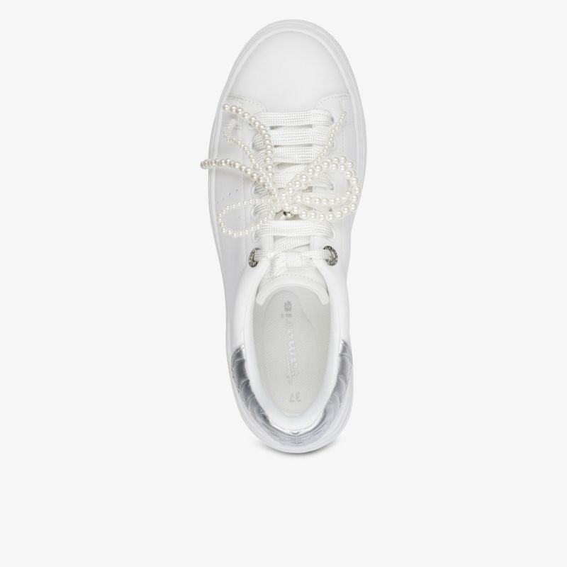 Weißer Sneaker mit bequemer Schnürung und hochwertigem Material in Draufsicht