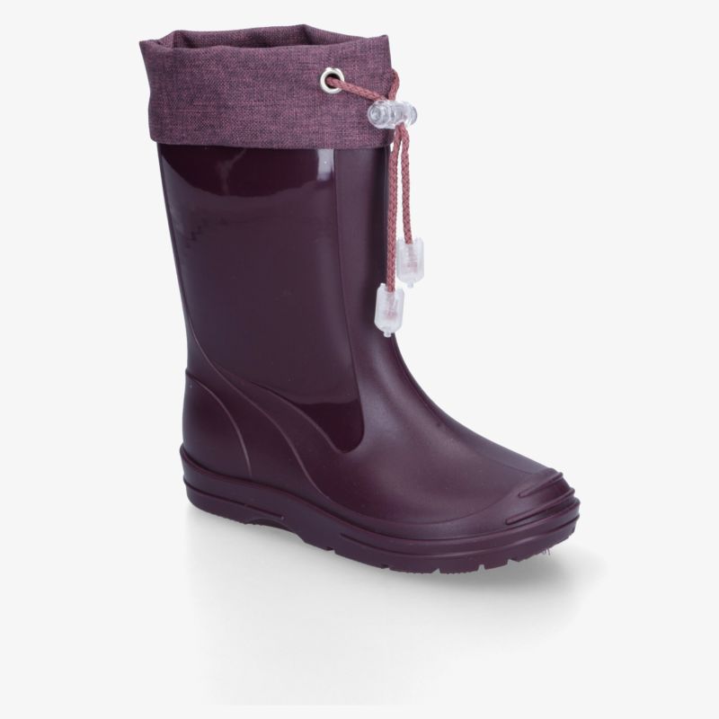 Bordeauxfarbener Gummistiefel mit glänzender Oberfläche, weichem Schaftabschluss und markanter Profilsohle in schräger Ansicht