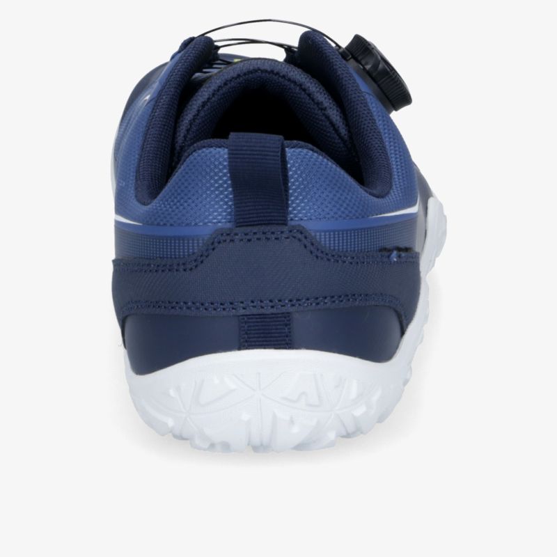 Blauer Sportschuh mit rutschfester Sohle und modernem Design, ideal für sportliche Aktivitäten.
