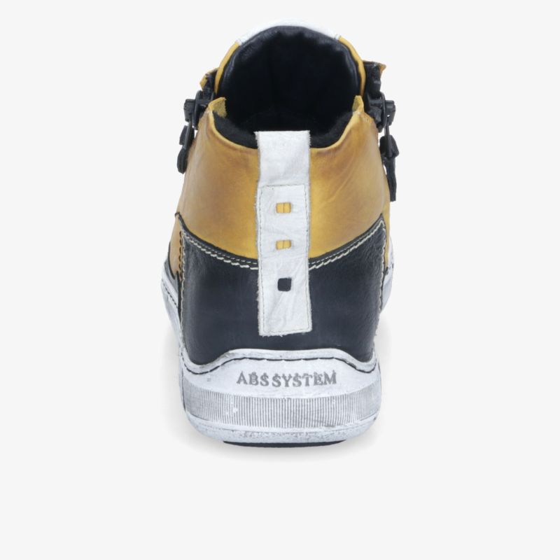 Schuh in Rückansicht mit robustem Material, komfortabler Polsterung und rutschfester Sohle für sicheren Halt