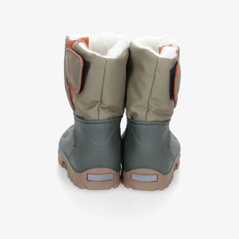 Wasserdichte und robuste Winterstiefel mit warmer Innenfütterung und rutschfester profilierter Sohle, Rückansicht