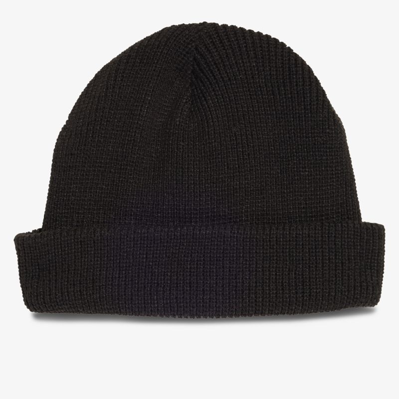 Schwarze Strickmütze mit klassischem Umschlag, warm und bequem für kalte Tage